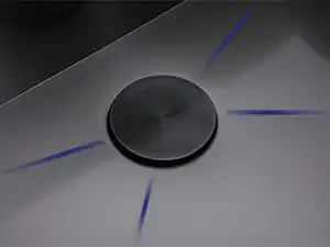 枪金属色水槽盆中,X形排水槽上方配有黑色排水盖