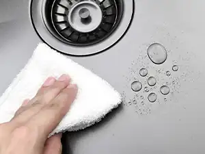 用布擦拭枪金属色水槽表面的水滴,展示其易清洁表面处理效果