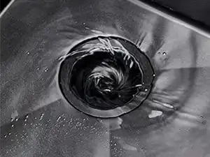 水流在枪金属黑水槽中形成漩涡,顺着排水口旋转下流,实现快速排水