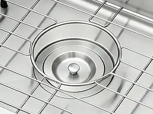 不锈钢水槽排水口及底部格栅组件的特写